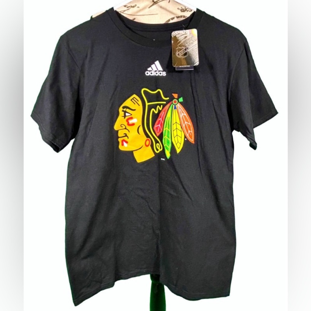 Men's M Adidas Licensed NHL Chicago Blackhawks Logo 100% Cotton T-Shirt NWT